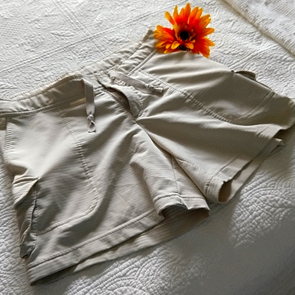 Nike sport shorts small cream